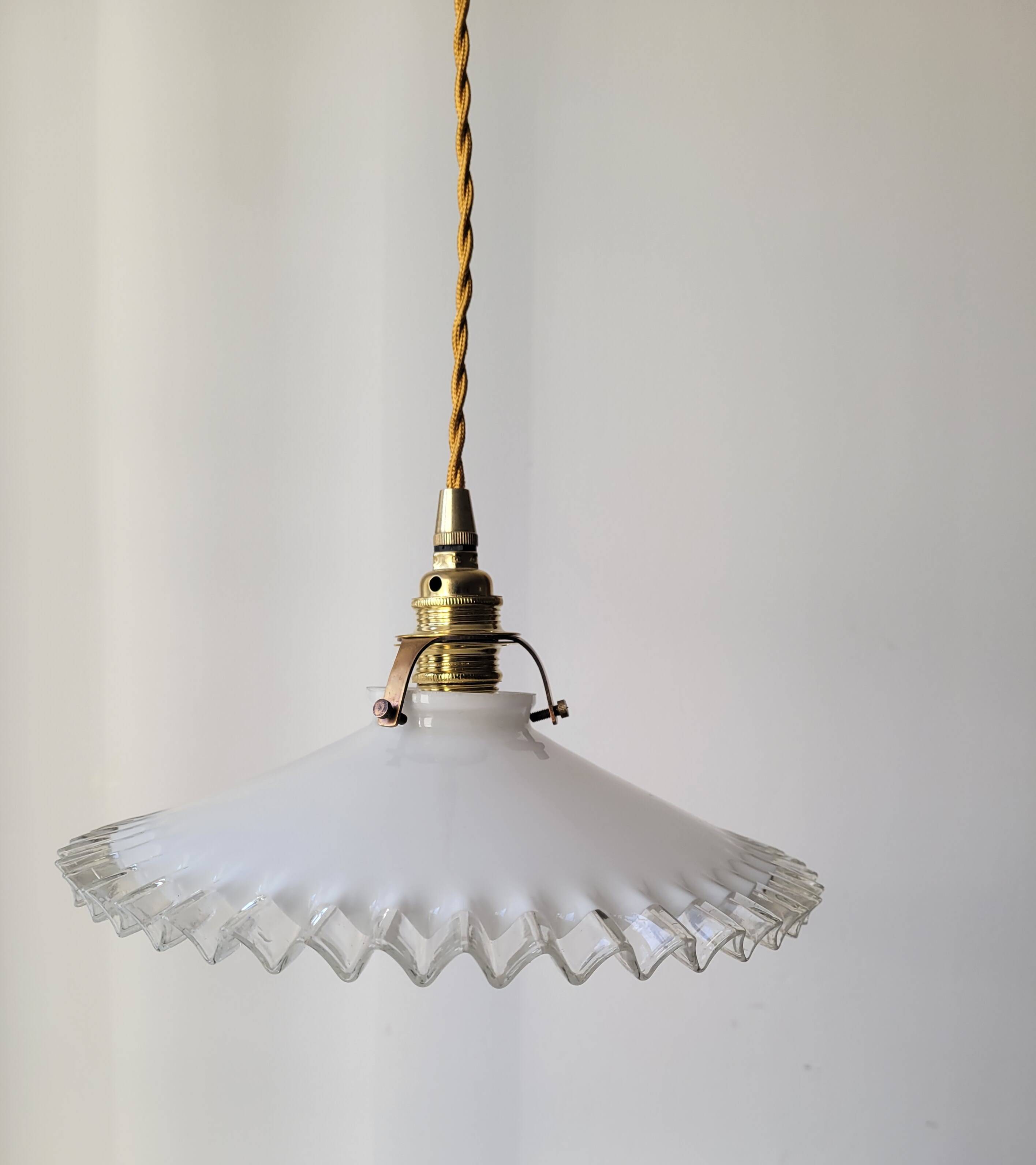 Pendant in serrated opaline