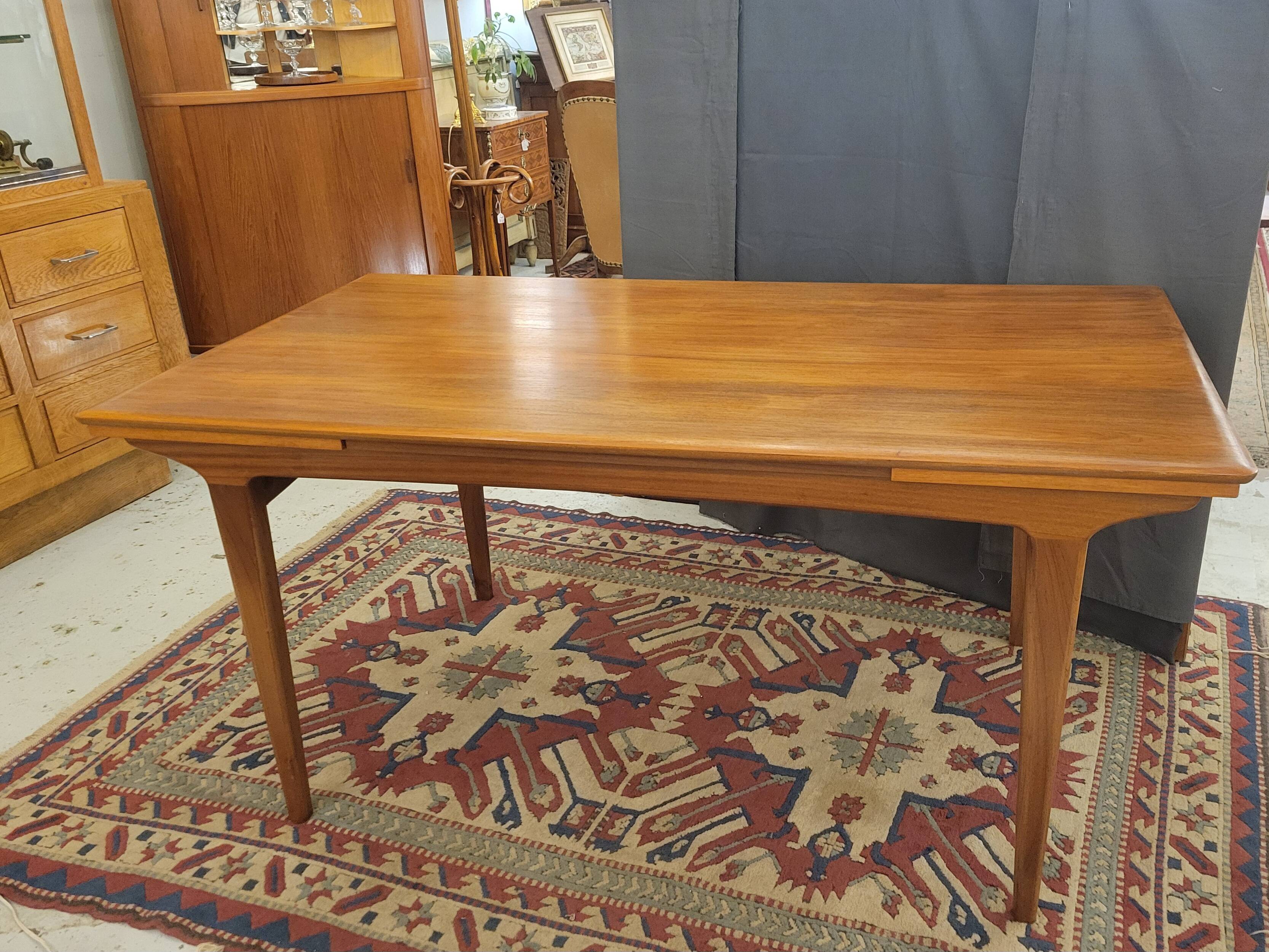 Extendable Scandinavian table