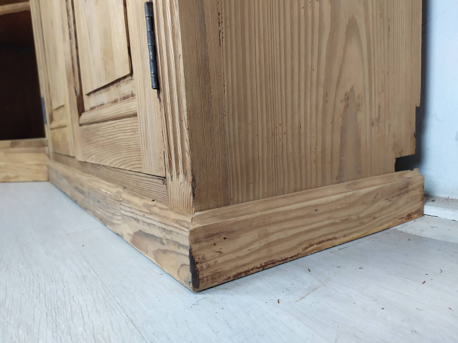 Bistro corner bookcase