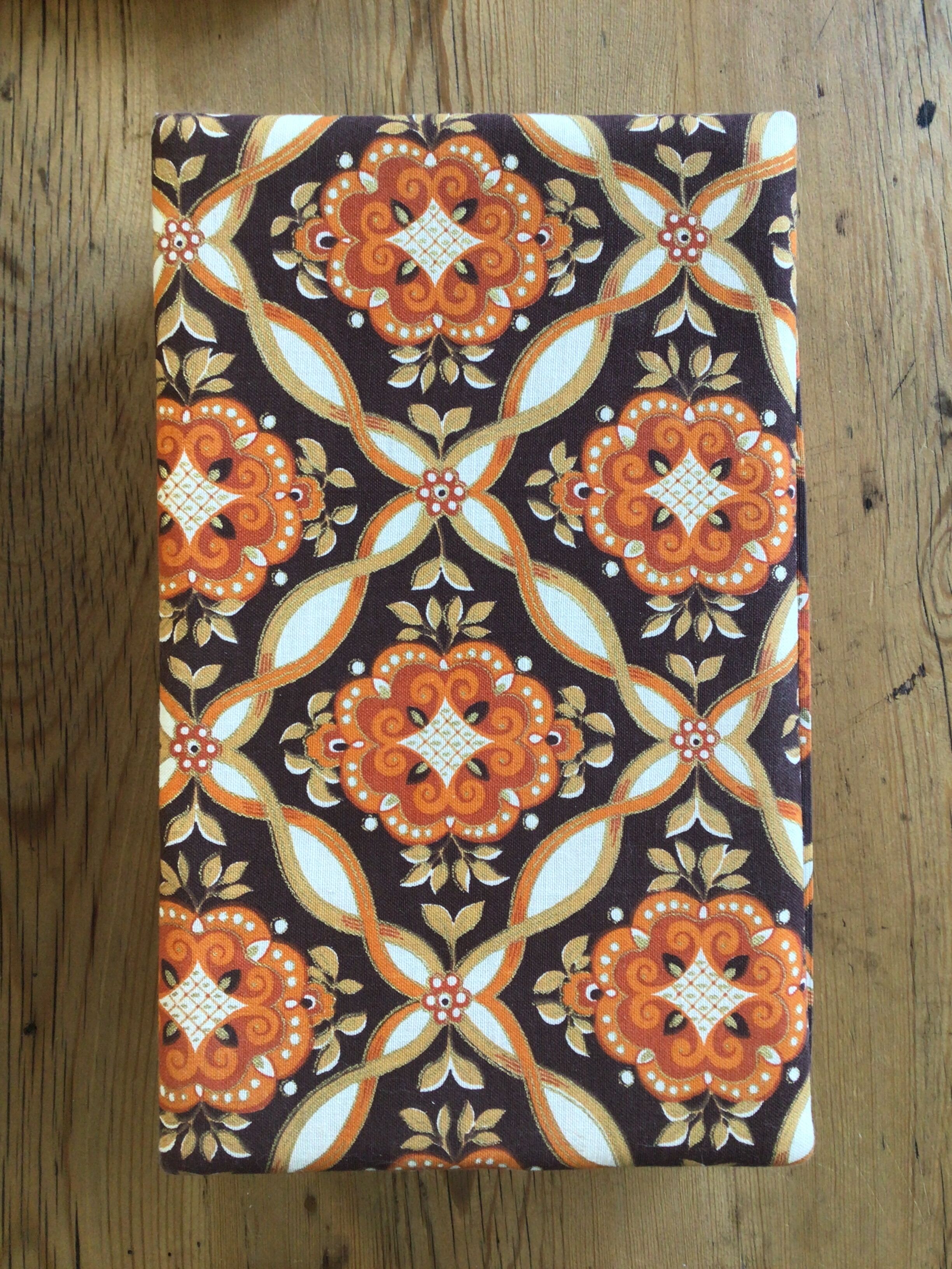 Boîte à couture vintage en carton et tissu