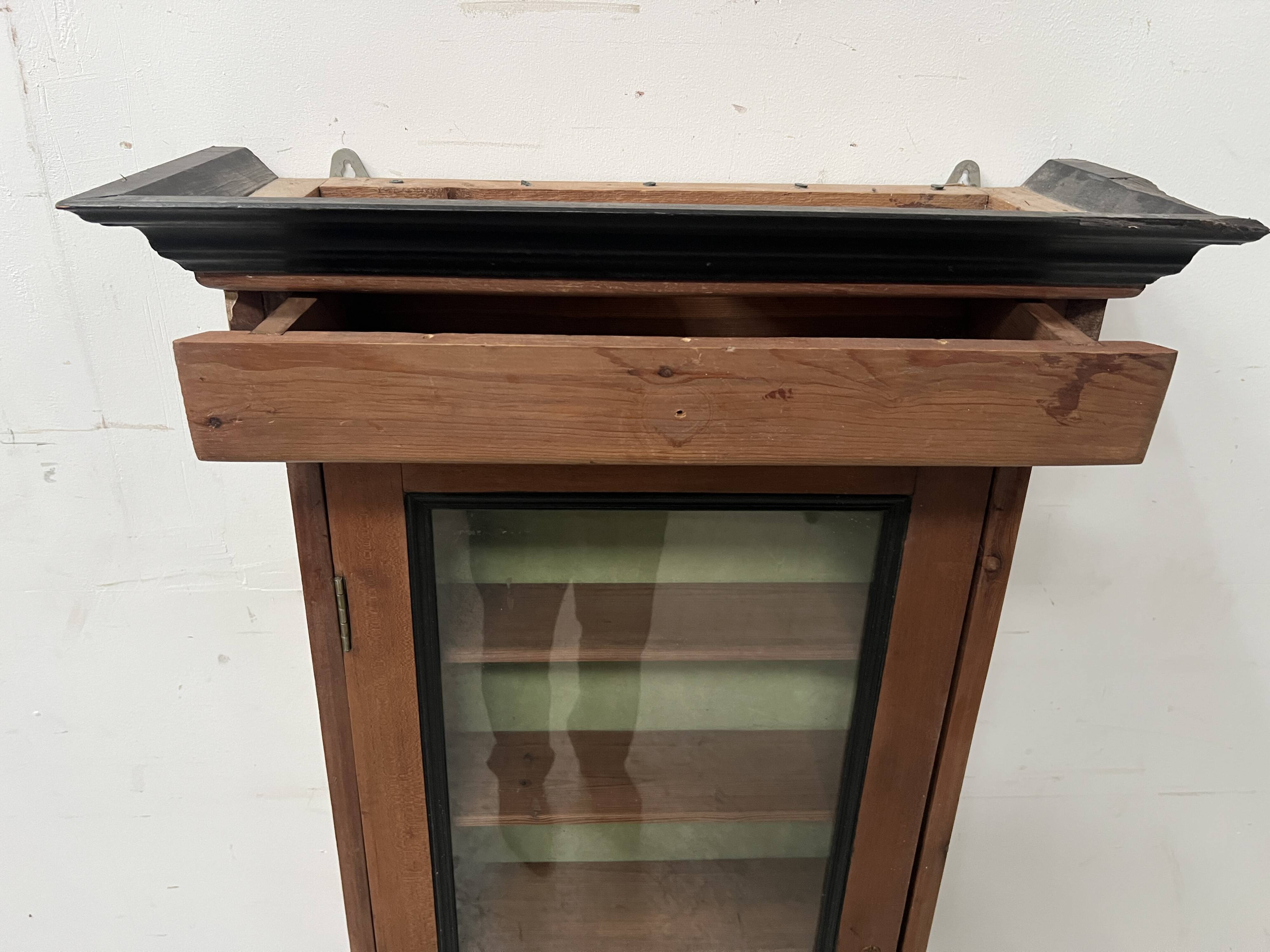 Vitrine murale en bois naturel XIX siècle