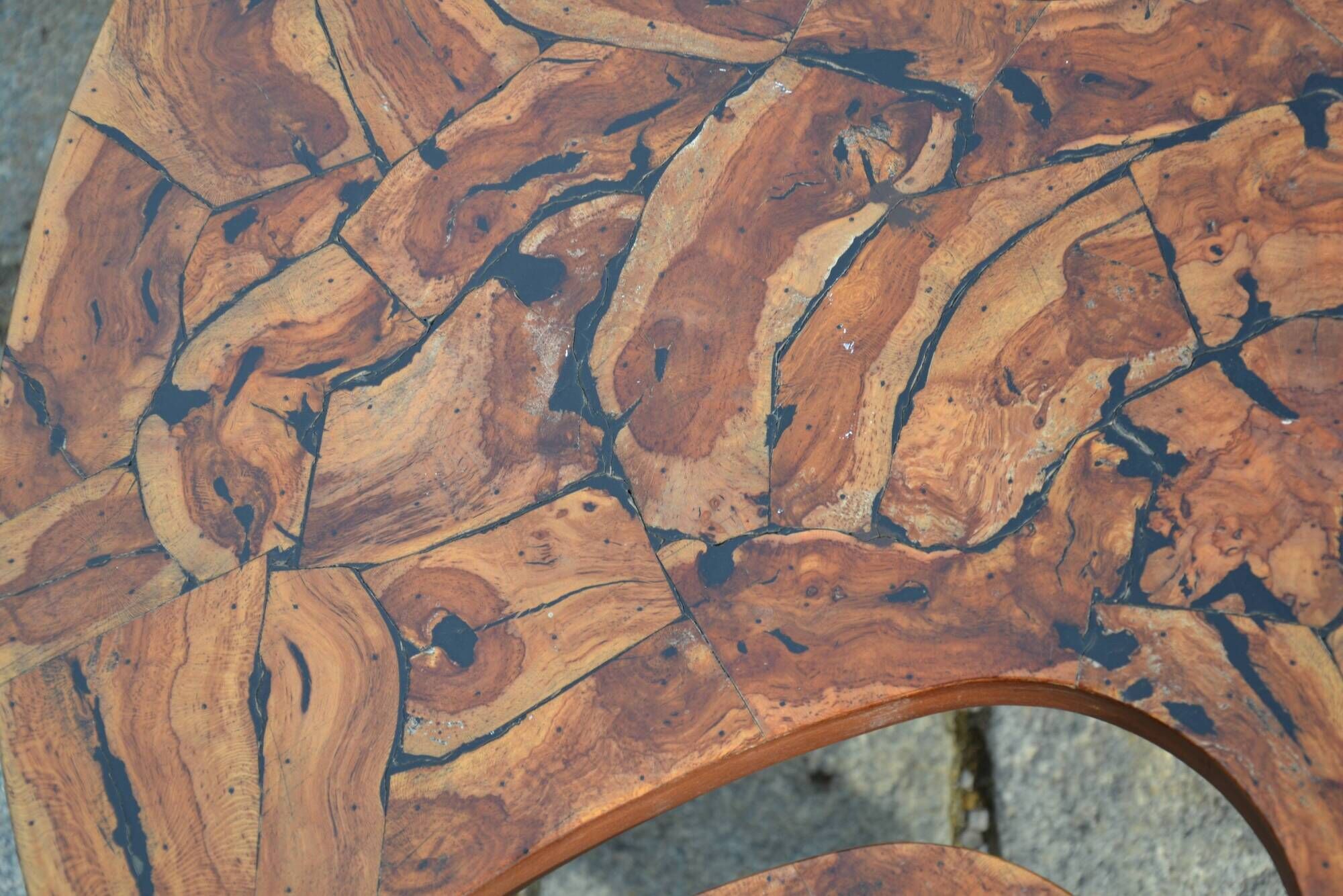 Modular coffee table in vine shoot marquetry.