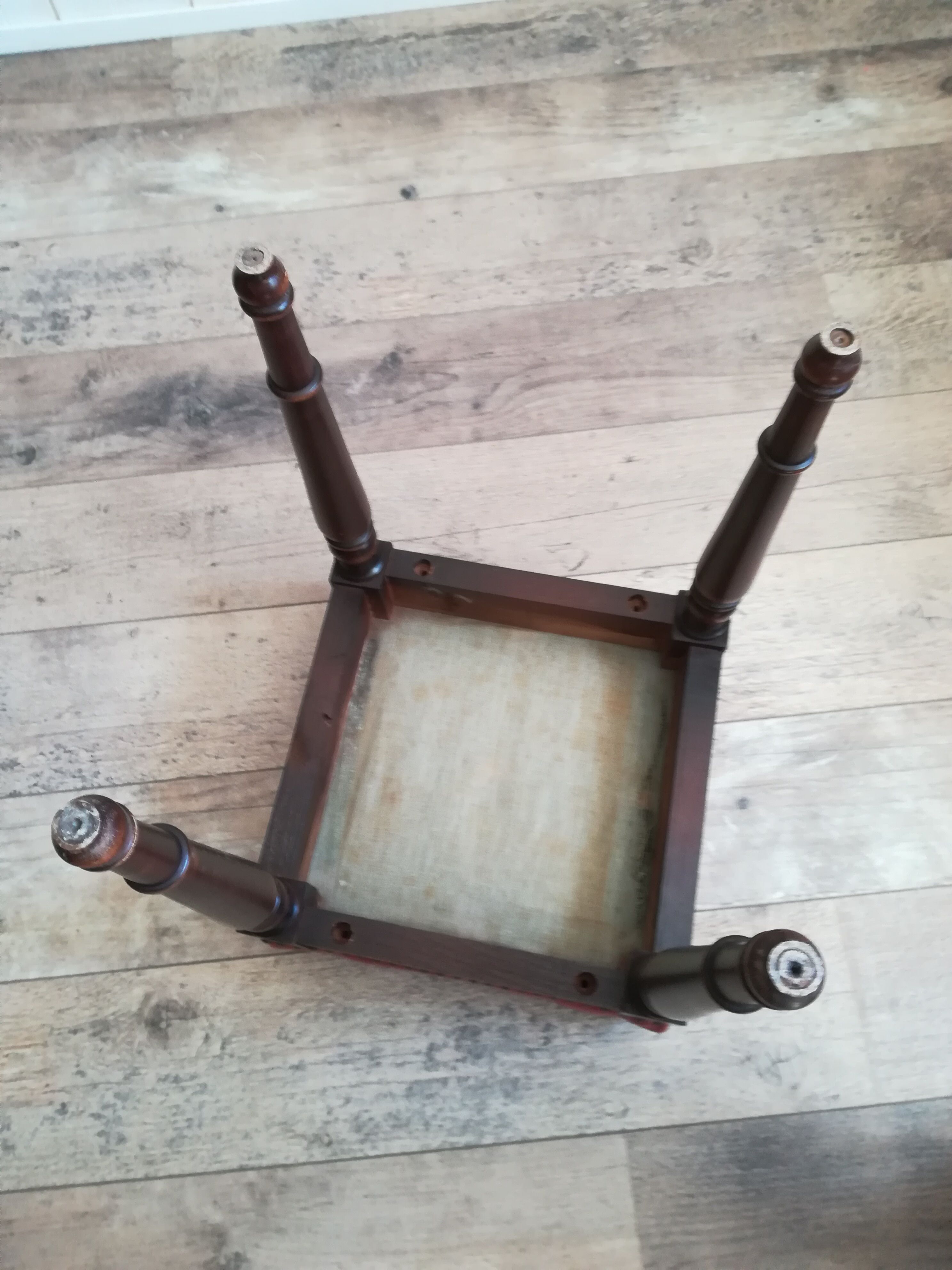 Rests pink velvet feet