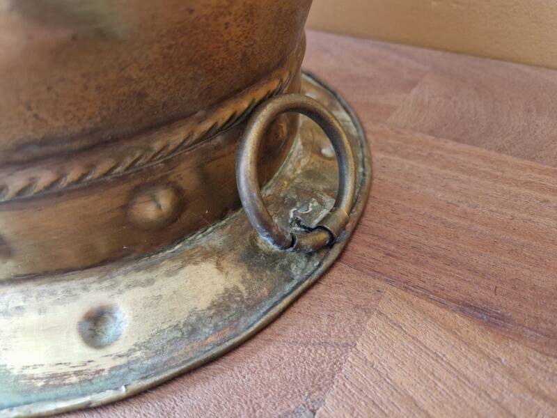Important copper or brass planter from the 19th century with lion's paws.