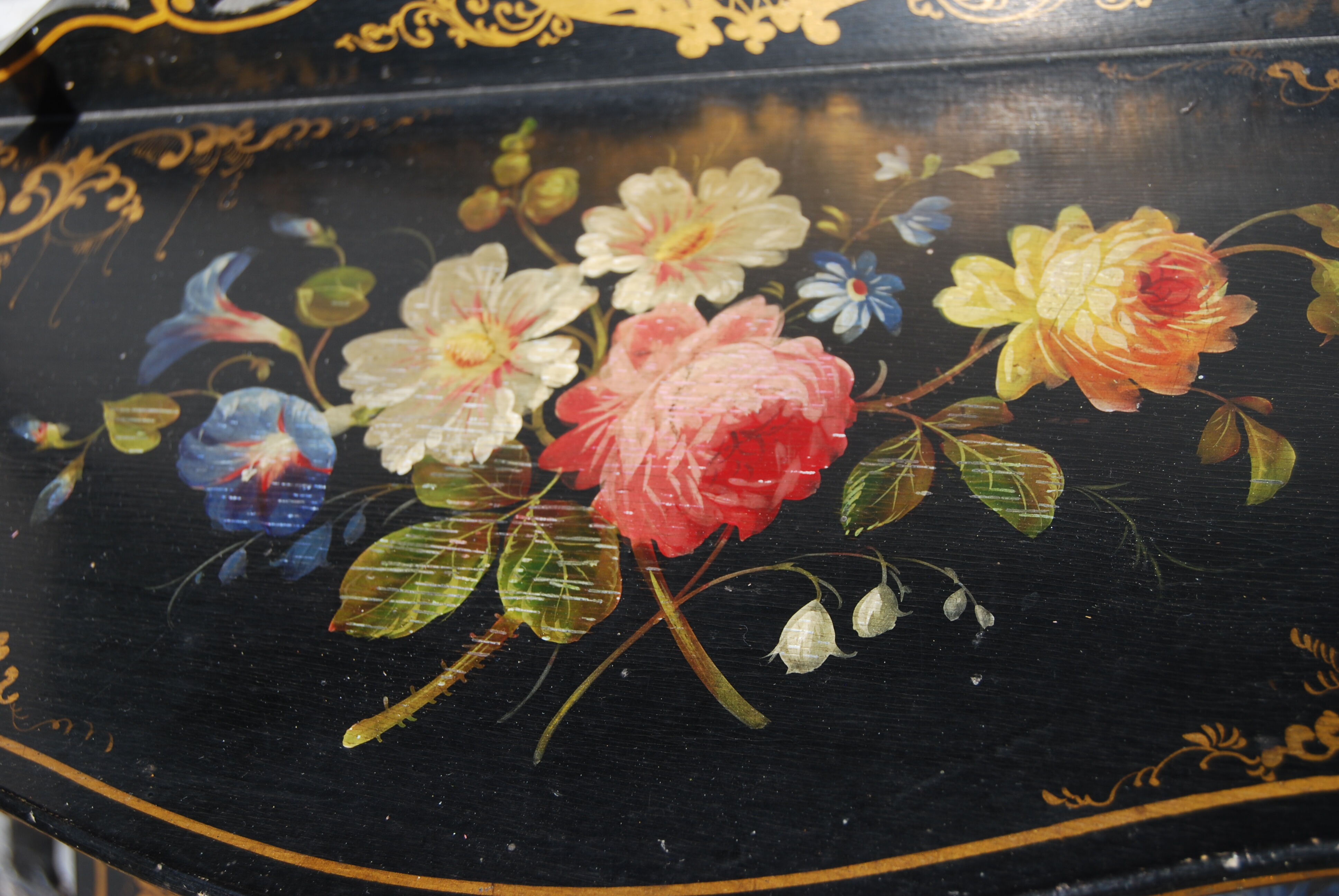 Étagère murale Napoléon III en bois noirci à décor de fleurs.