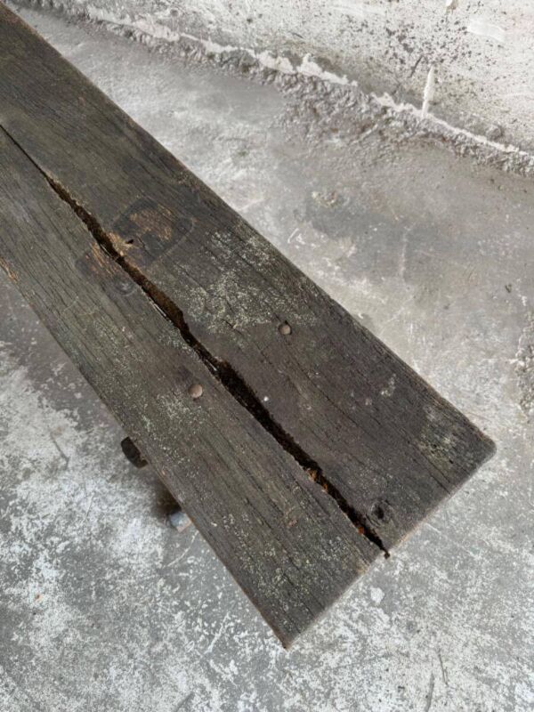 Banc de jardin ancien avec pieds en fonte et assise en bois patiné