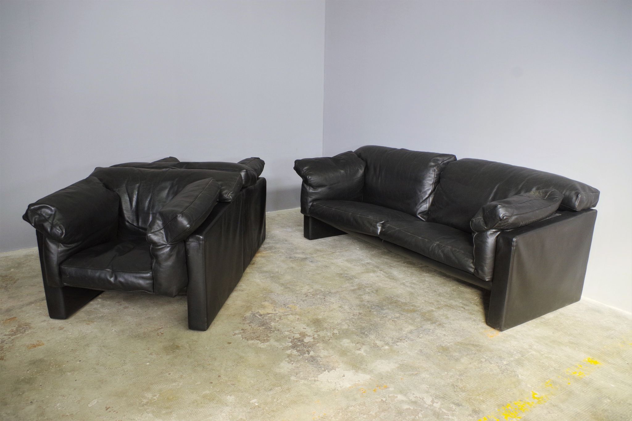 Moroso sofa set and armchairs in black leather, 1984