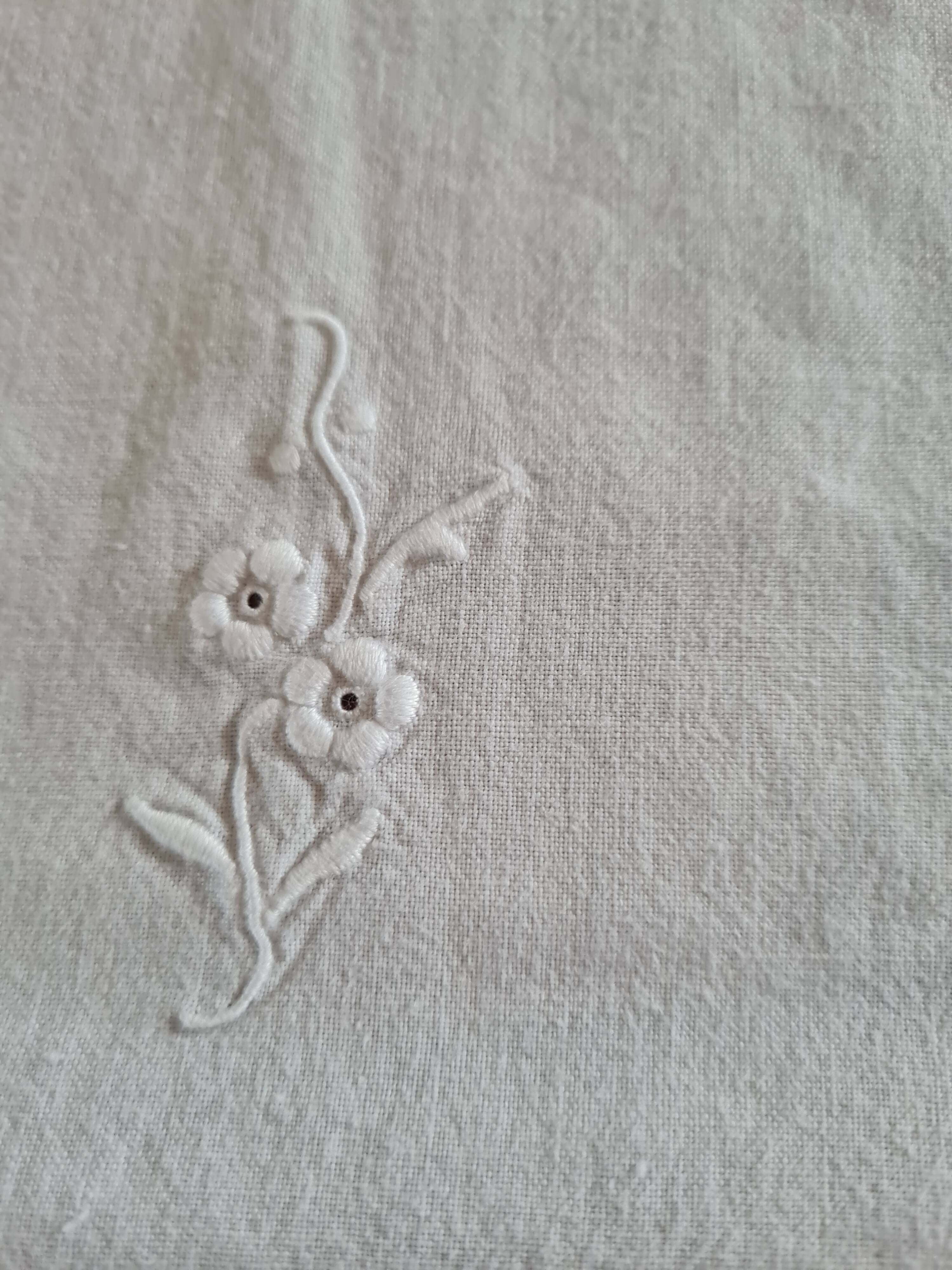 White embroidered tablecloth and 6 matching napkins