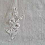 White embroidered tablecloth and 6 matching napkins