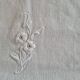 Nappe blanche brodée et 6 serviettes assorties