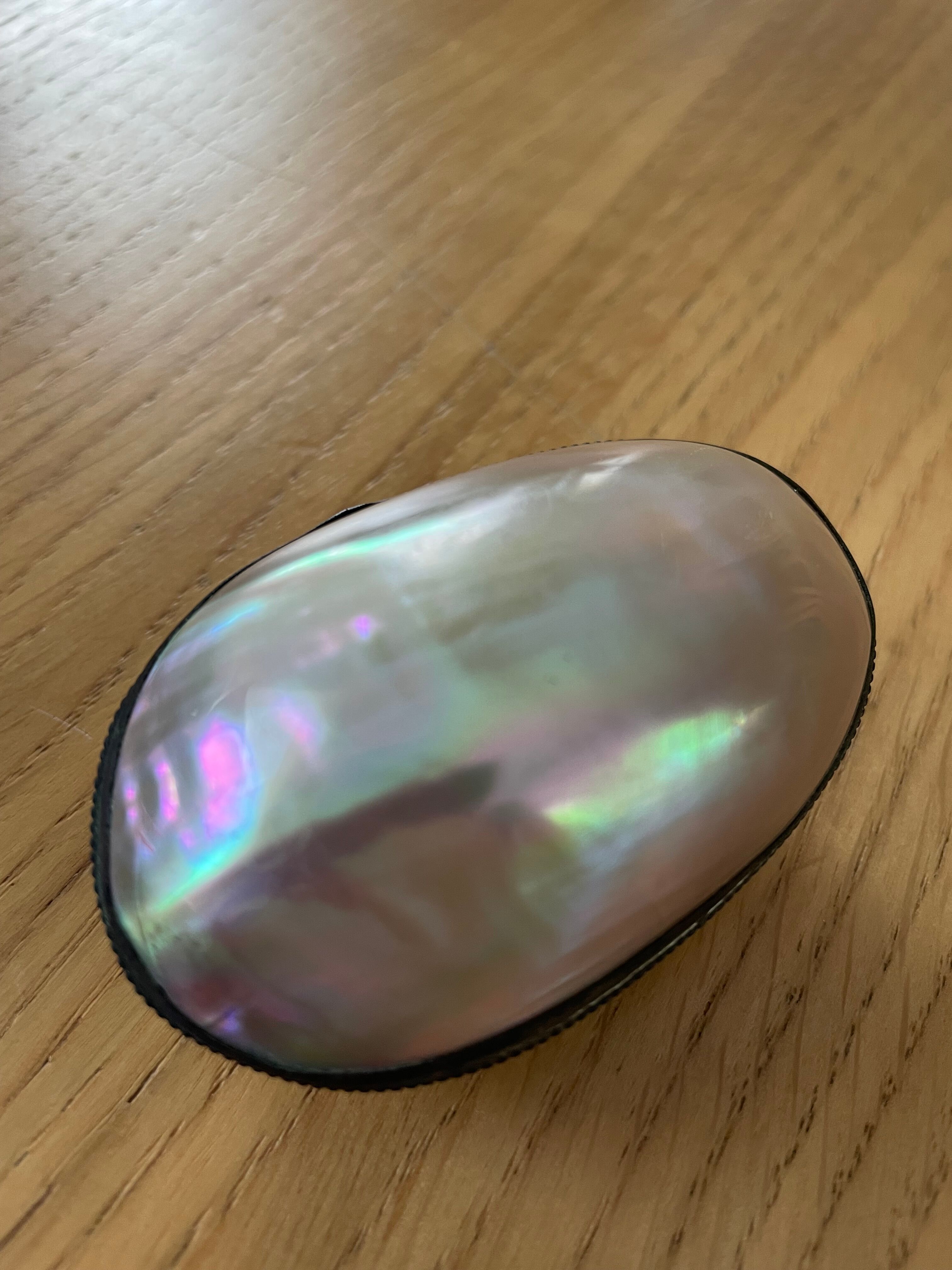 Mother-of-pearl box in the shape of a shell