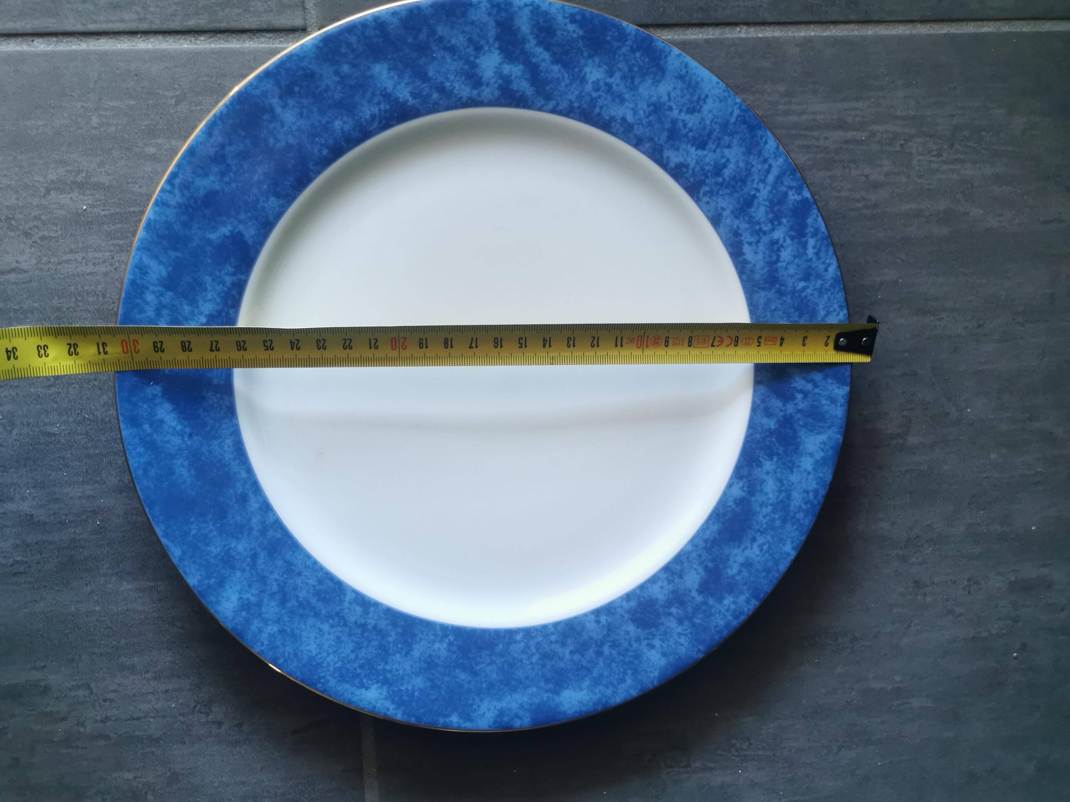 Service plate with blue marbled decoration – 27 cm