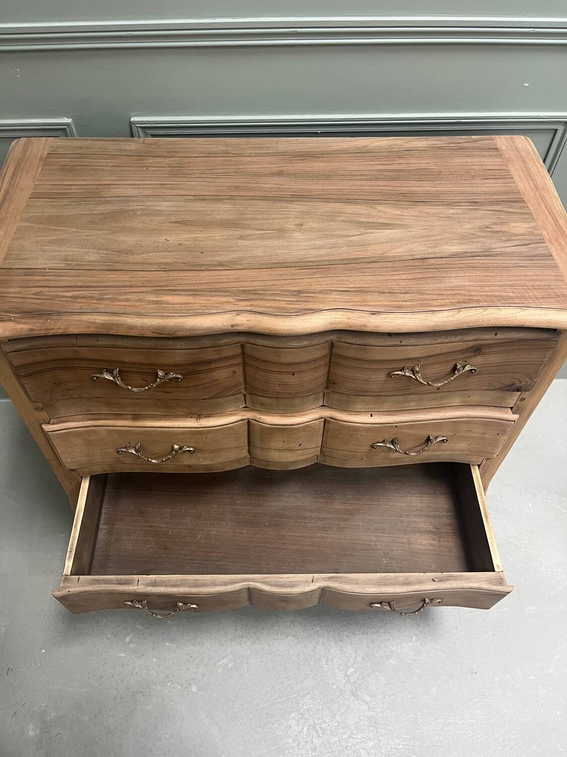 Shabby chic chest of drawers