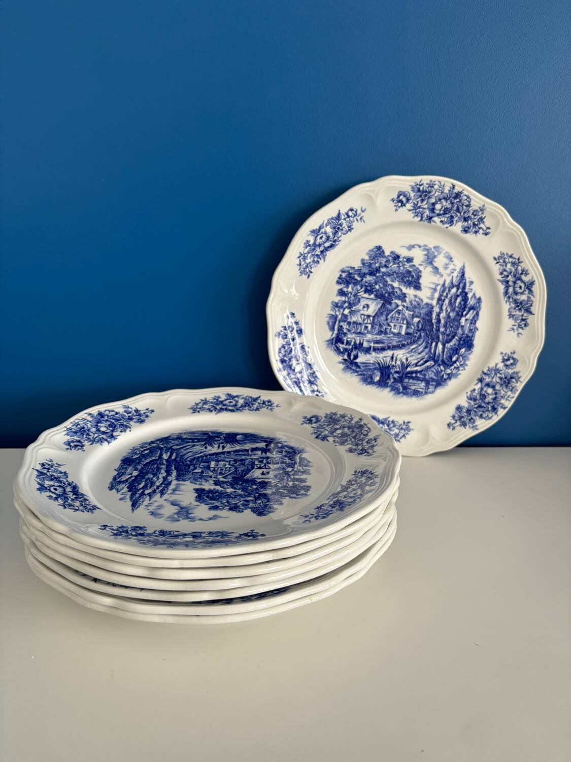 Flat plate decorated with the Moulin des Loups countryside