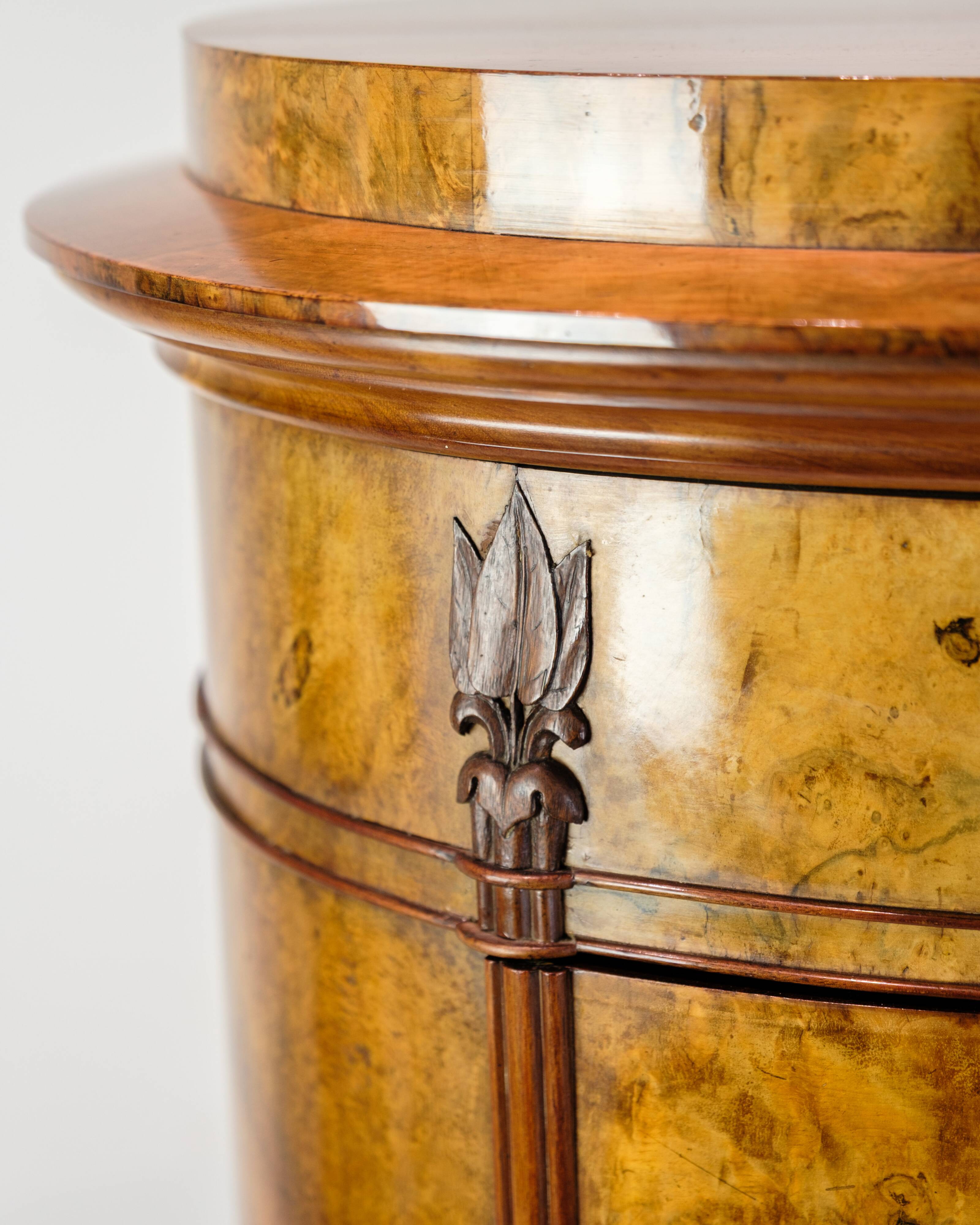 Oval pedestal cabinet - Walnut - Hand polished - Year 1840s