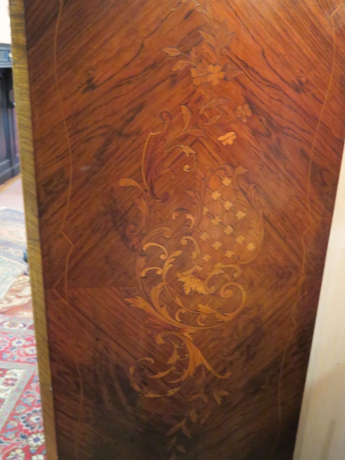 Showcase bronze Louis XV decorated with marquetry veneer