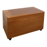 Vintage teak Deense kist met klep op wielen, speelgoedkist