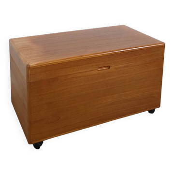 Vintage teak Deense kist met klep op wielen, speelgoedkist