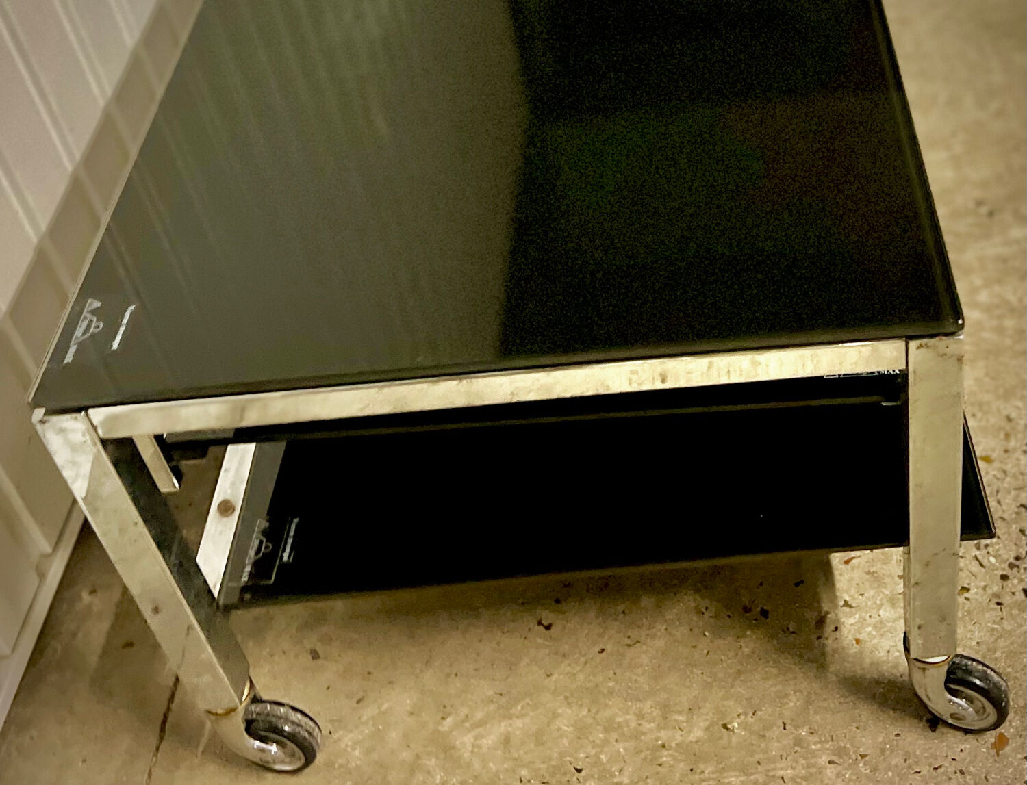 Table basse design vintage chrome et verre fumé noir sur roulettes