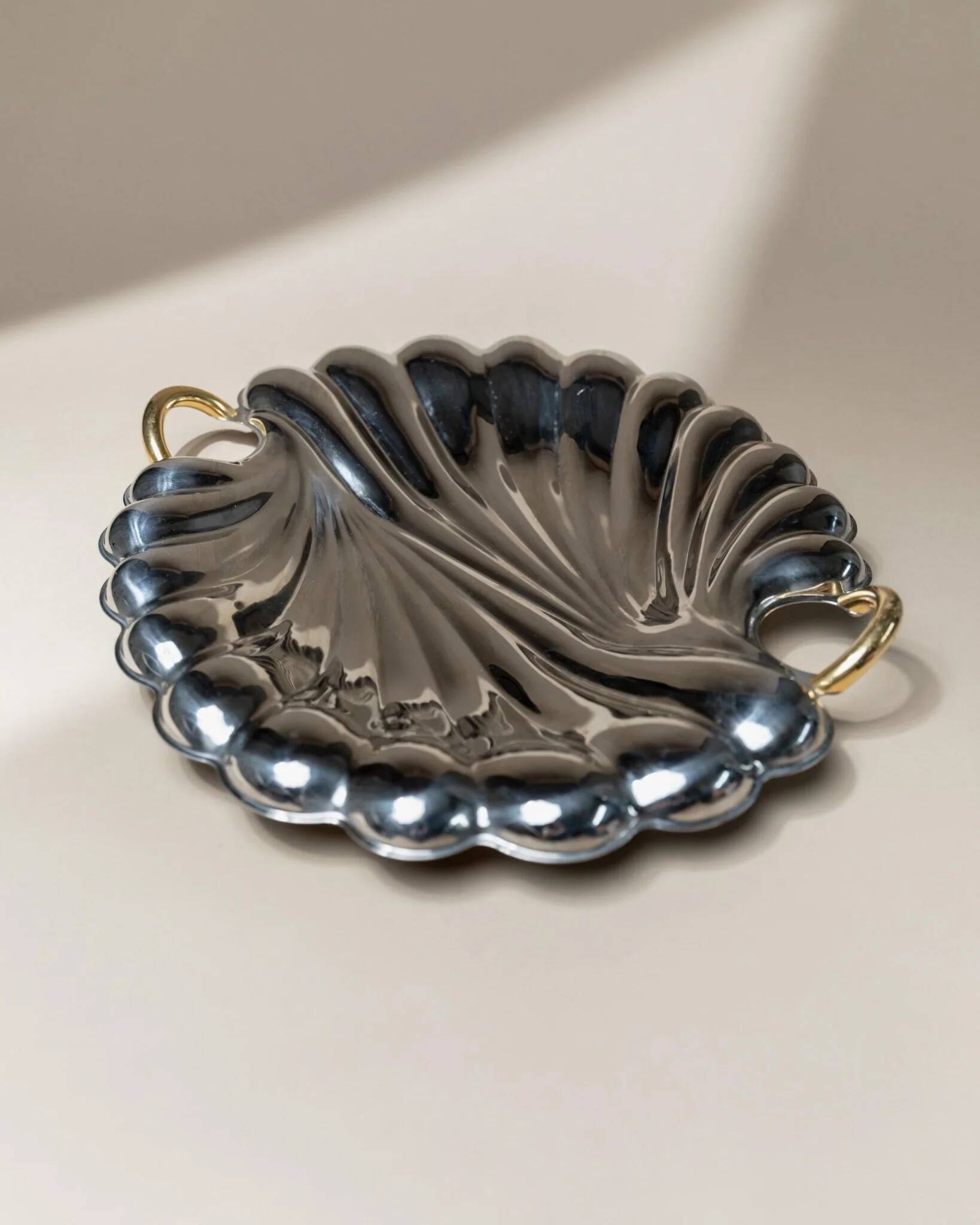 Plateau en acier inoxydable poli argenté en forme de coquillage avec poignées dorées, Becchetti Italie années 1980.