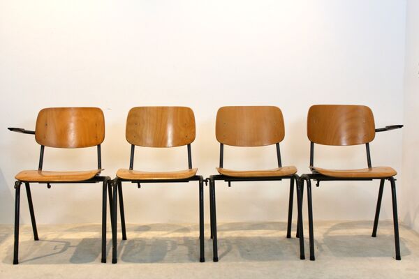 Banc d'école composé de 4 chaises empilables en contreplaqué industriel par Marko Holland