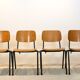 Banc d'école composé de 4 chaises empilables en contreplaqué industriel par Marko Holland