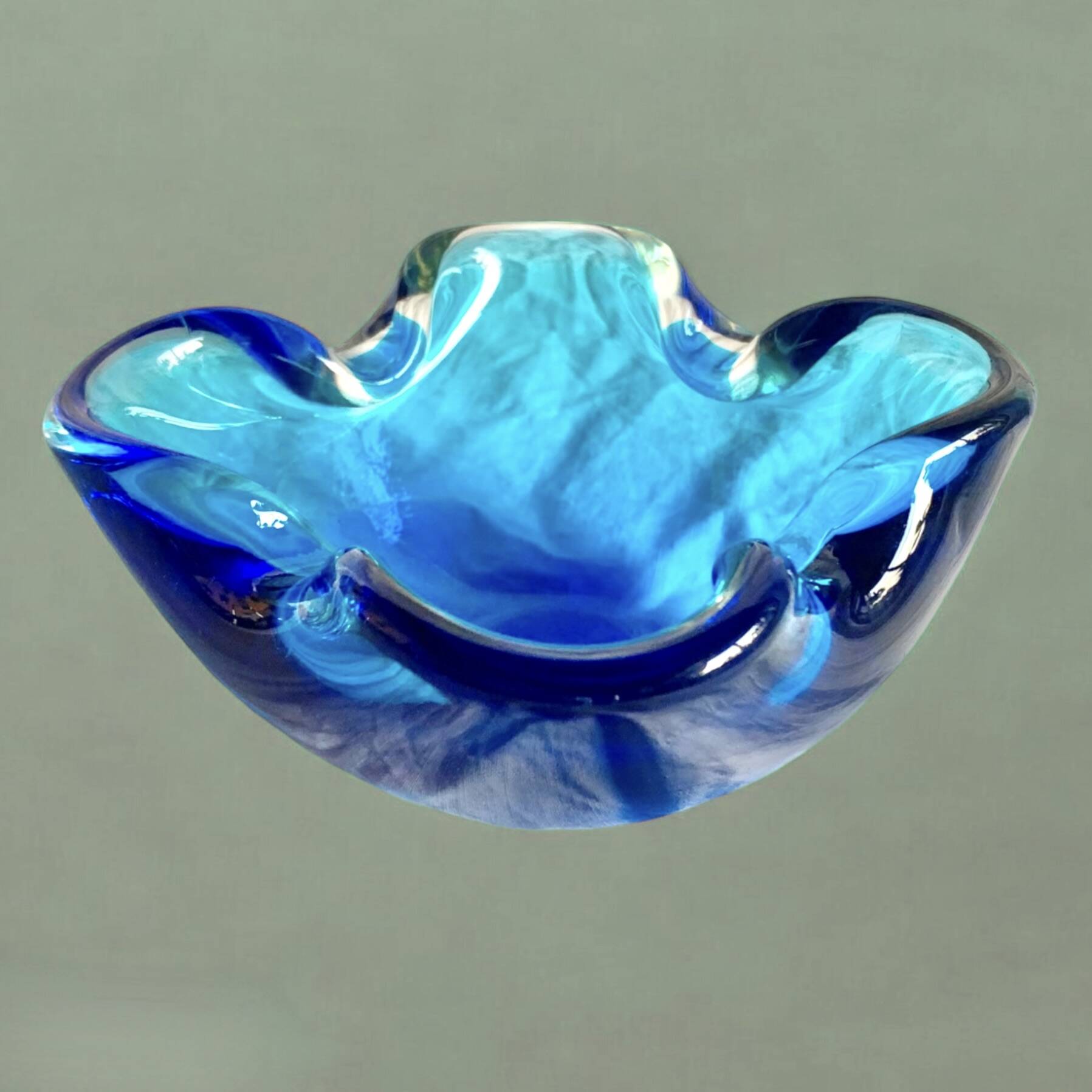 Cendrier vintage en verre soufflé bleu