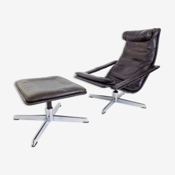 Fauteuil en cuir brun et ottoman Goldsiegel
