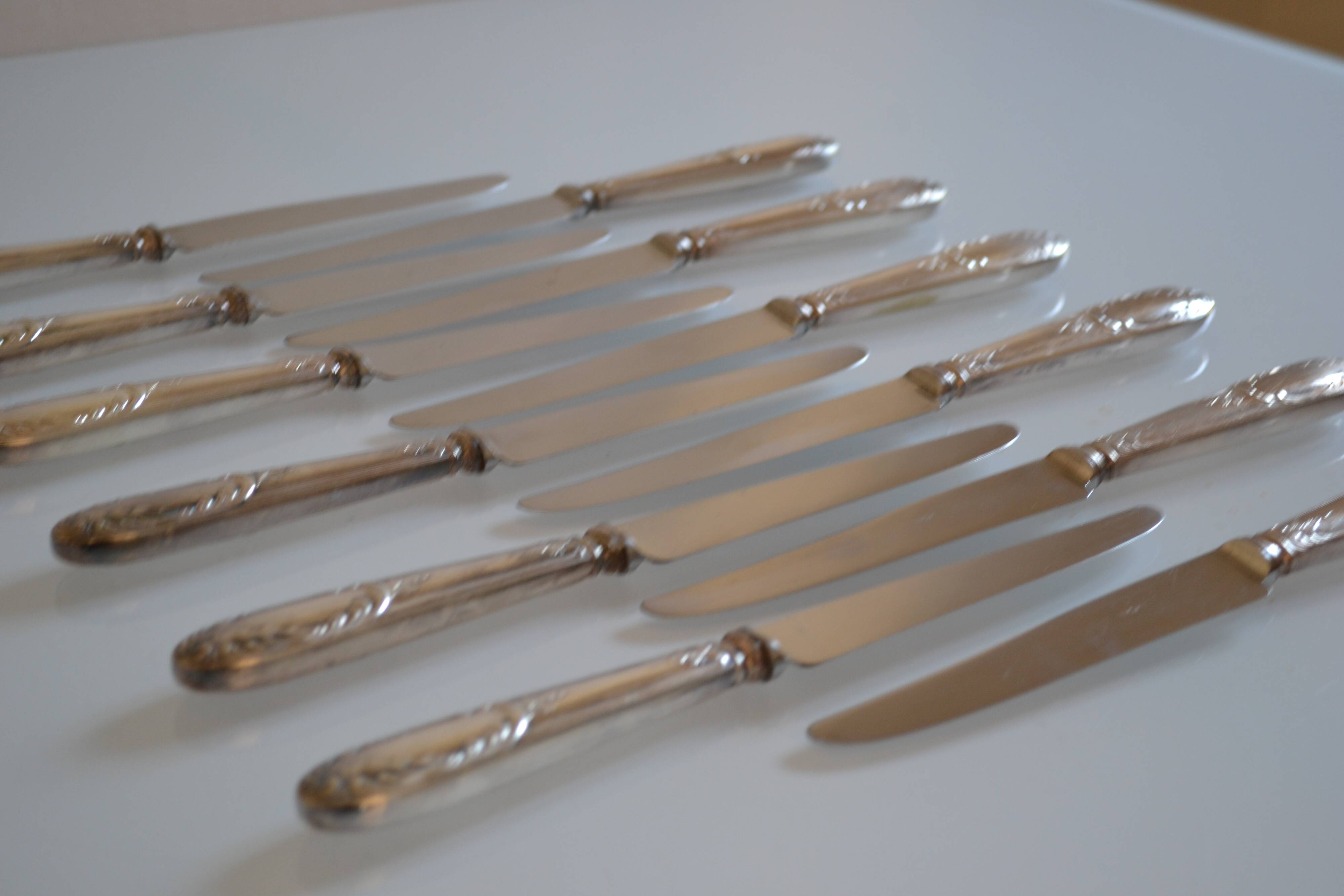 12 silver metal table knives 25.5 cm