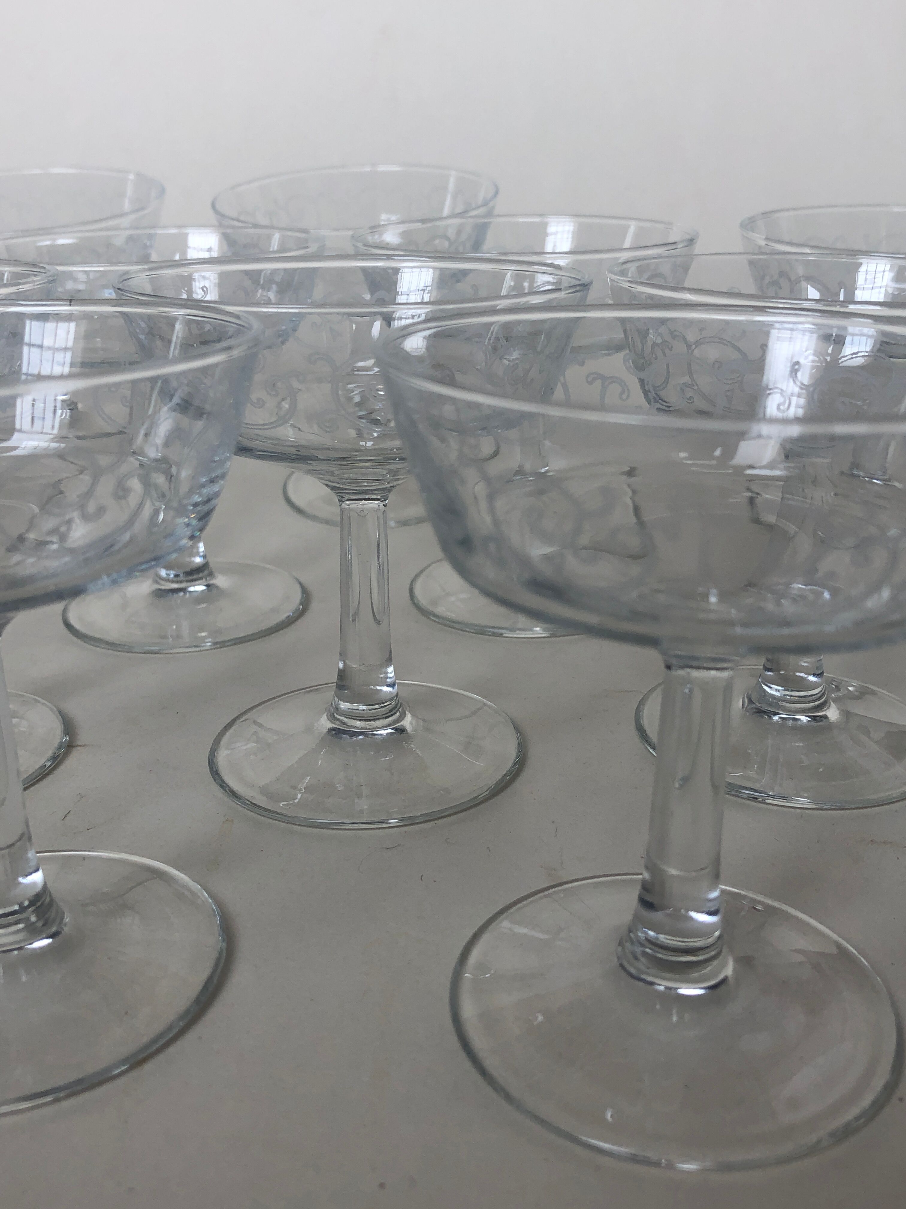 Set of 11 cups to serious champagne edged swirls white