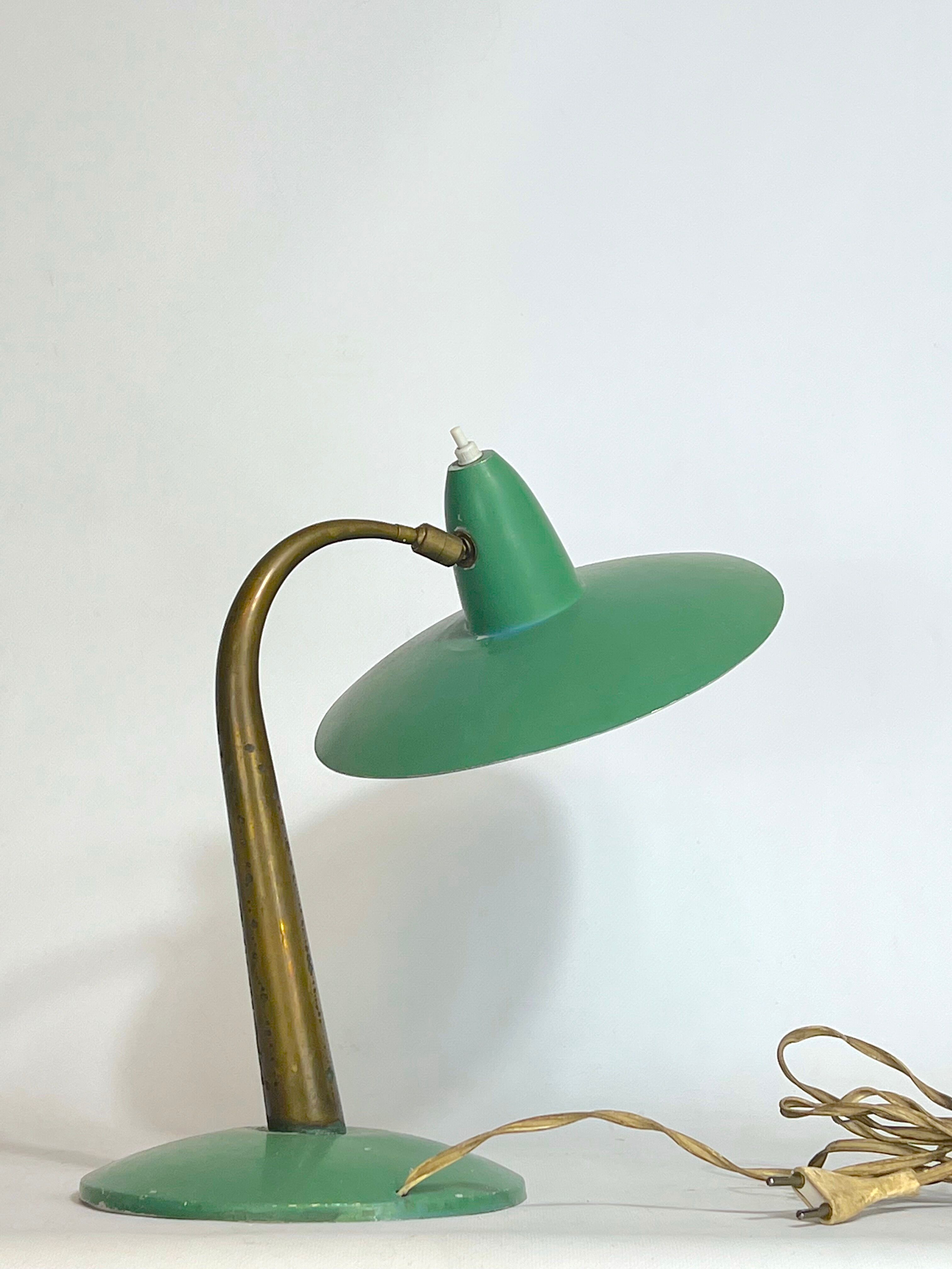 Mid-cenrury Italian Modern brass and green lacquer table lamp from 50s