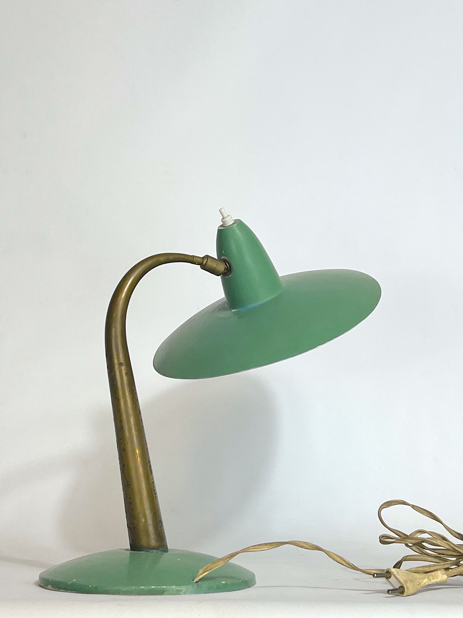 Mid-cenrury Italian Modern brass and green lacquer table lamp from 50s