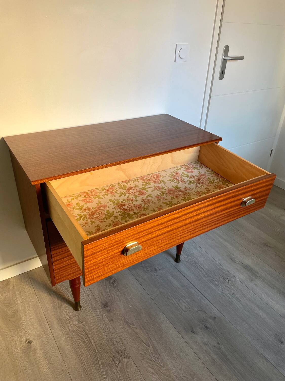 Commode vintage bois pieds compas