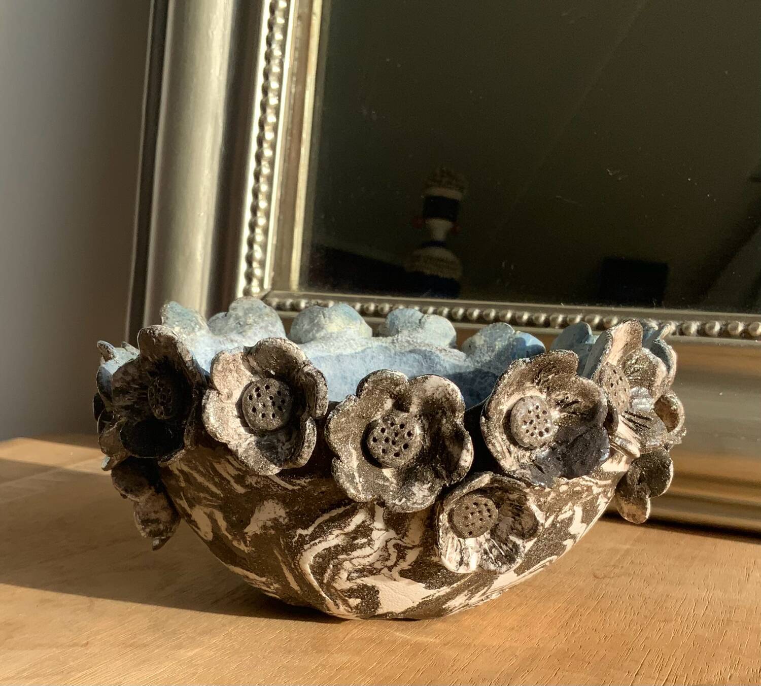 Bol sculptural en céramique – Technique du neriage – Fleurs en relief