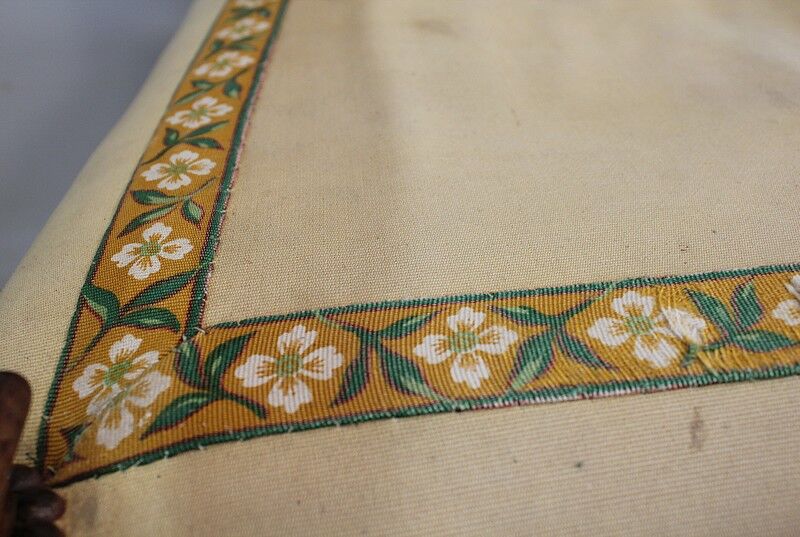 Fauteuil en noyer, style Louis XVI, début XIXe