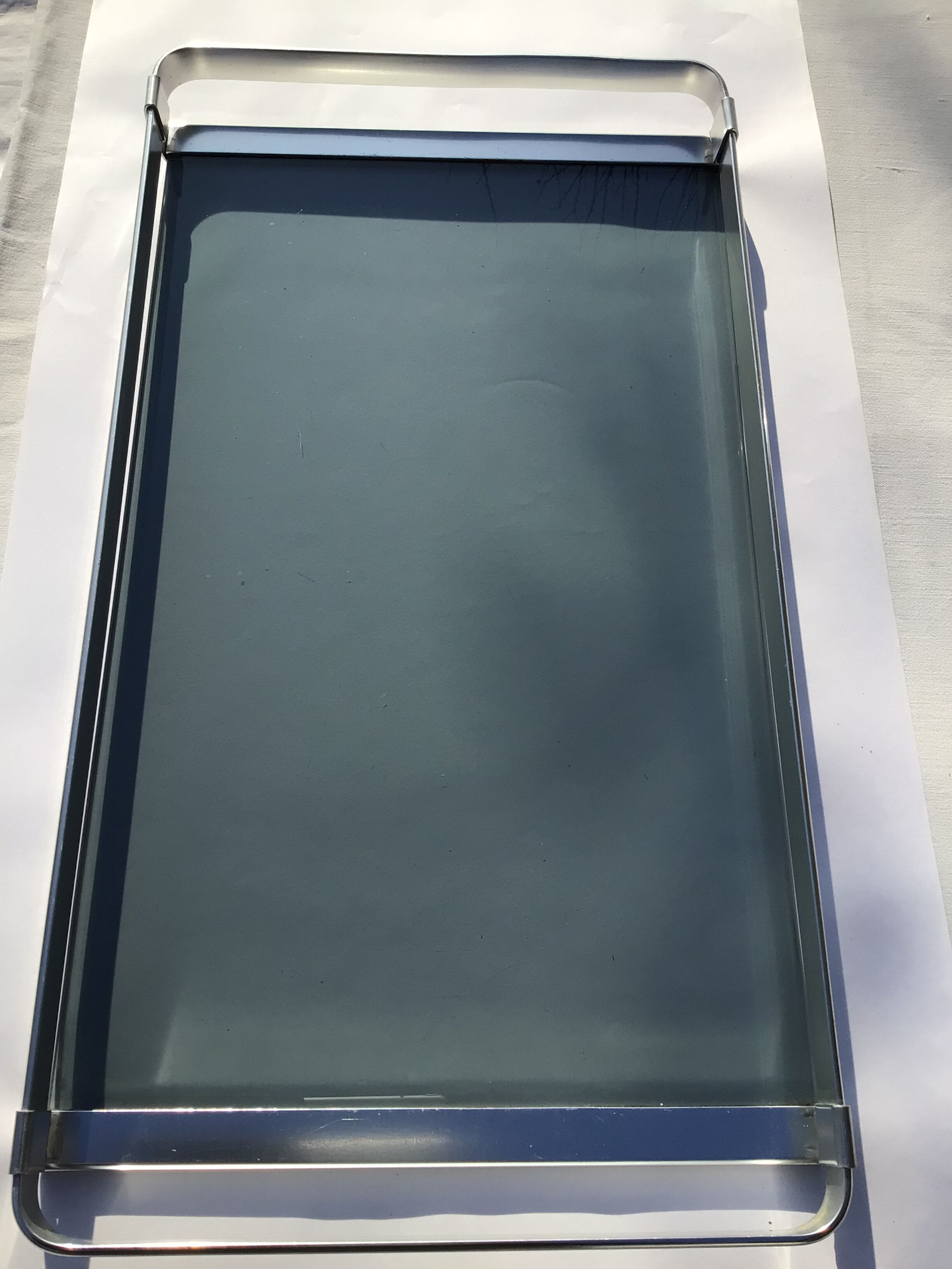 Plateau moderniste aluminium et verre fumé gris