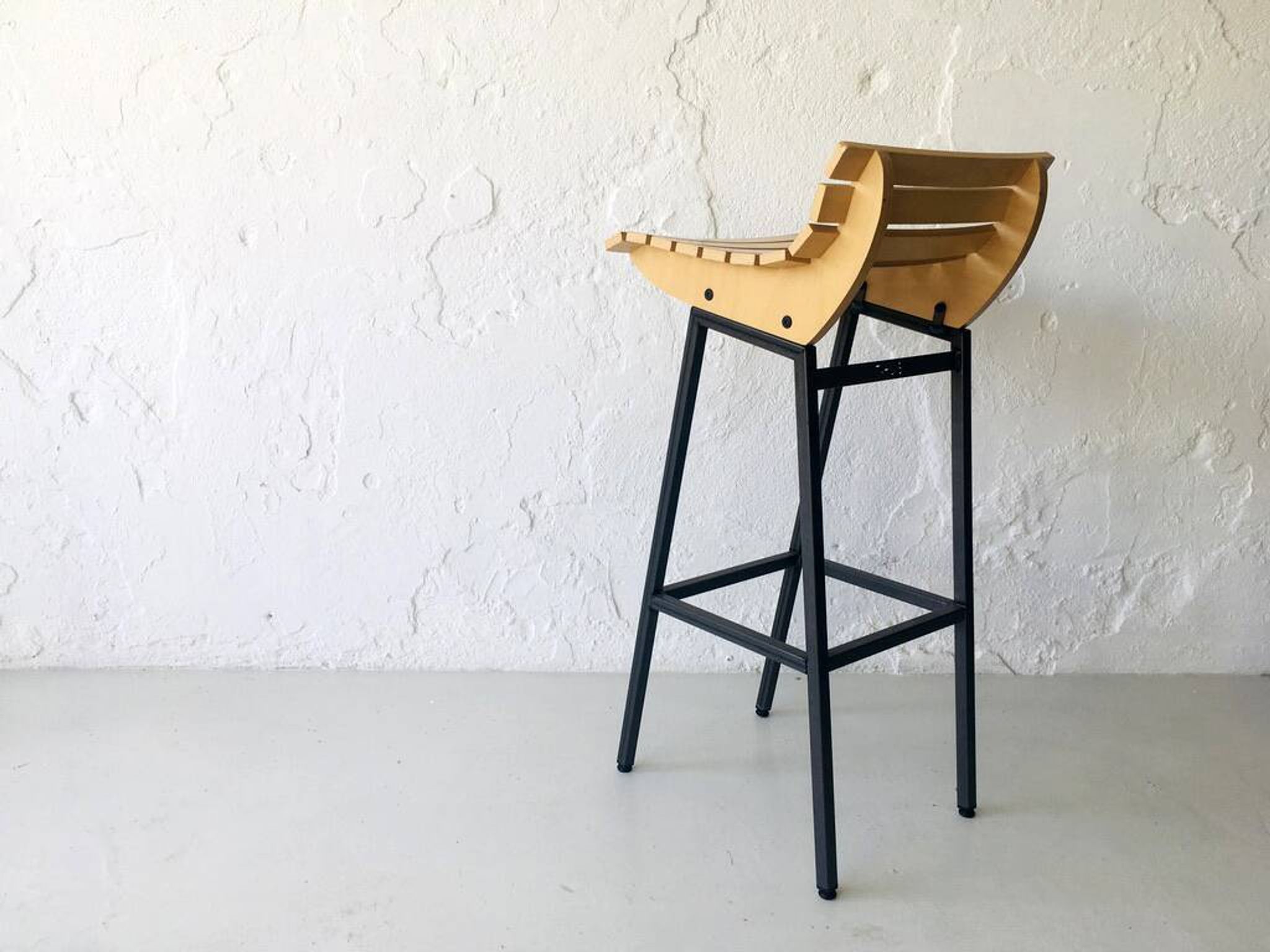 Tabouret en bois et en fer