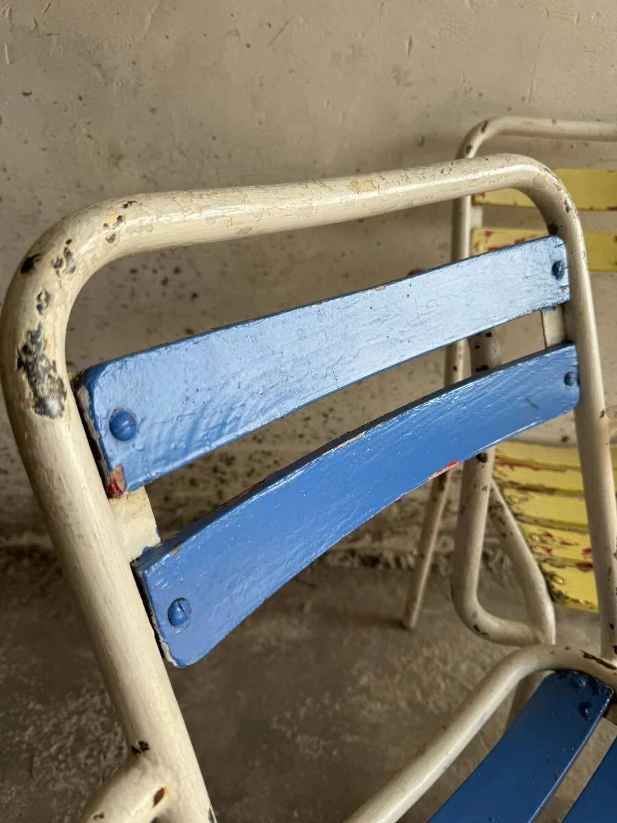 Vintage white metal and lacquered wood garden chairs from the 1970s — set of 3, multicoloured slats.