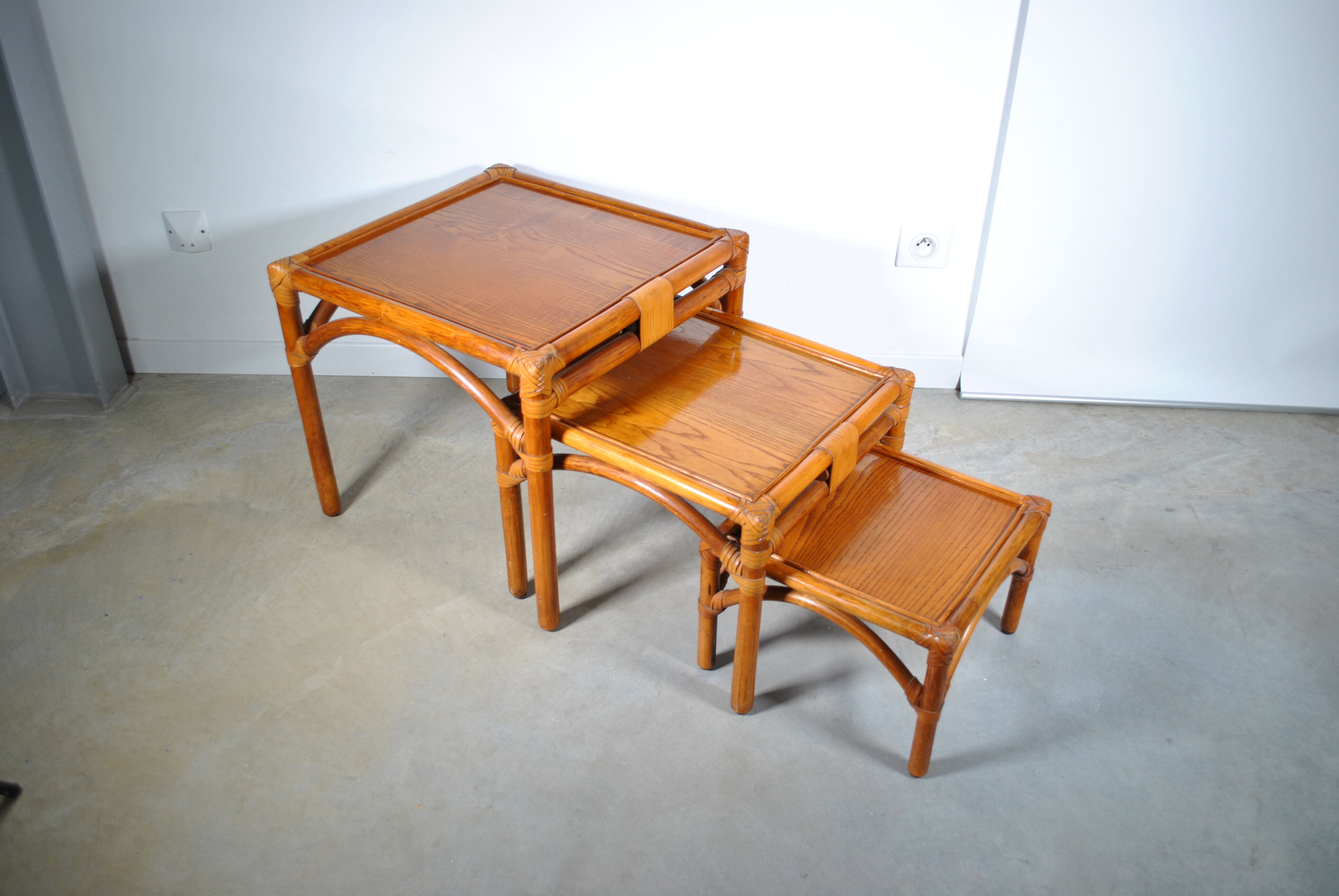 Rattan trundle table 1980