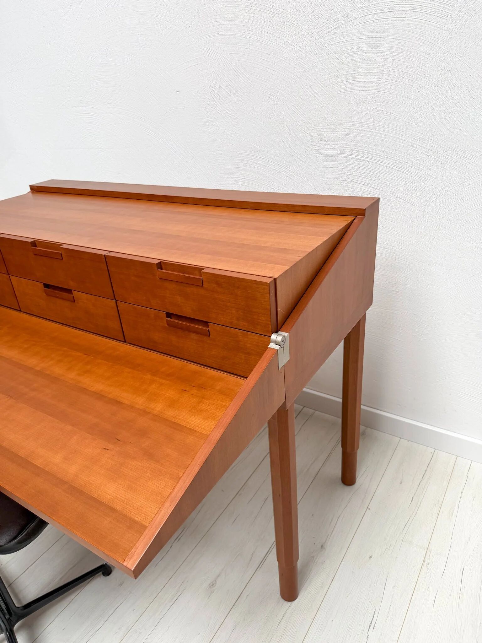 Bureau postmoderne par Antonio Citterio pour B&B Italia en bois de cerisier, années 1980