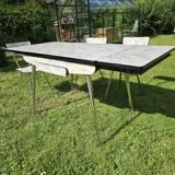 Extendable formica table