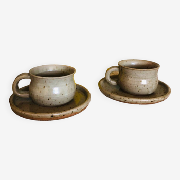 Duo de grandes tasses en grès ancien moucheté et leurs sous tasses