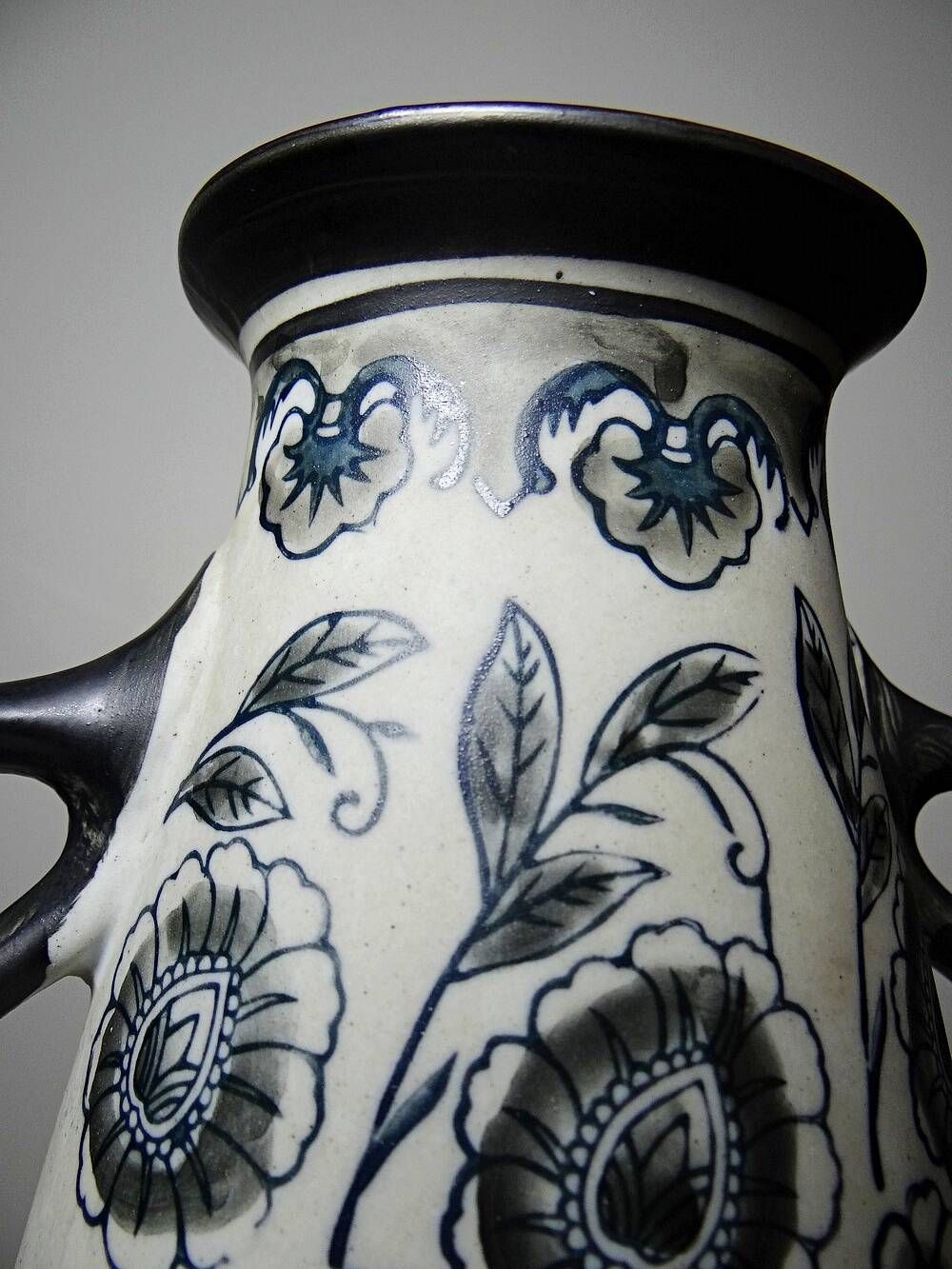 Antique Art Deco vase 1920-40 in fine stoneware, Art Nouveau and Chinoiserie style