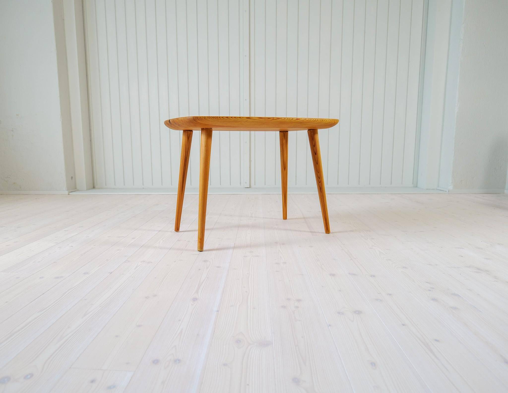 Table basse moderne du milieu du siècle en pin Suède 1940s