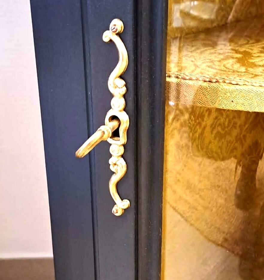 Corner display cabinet