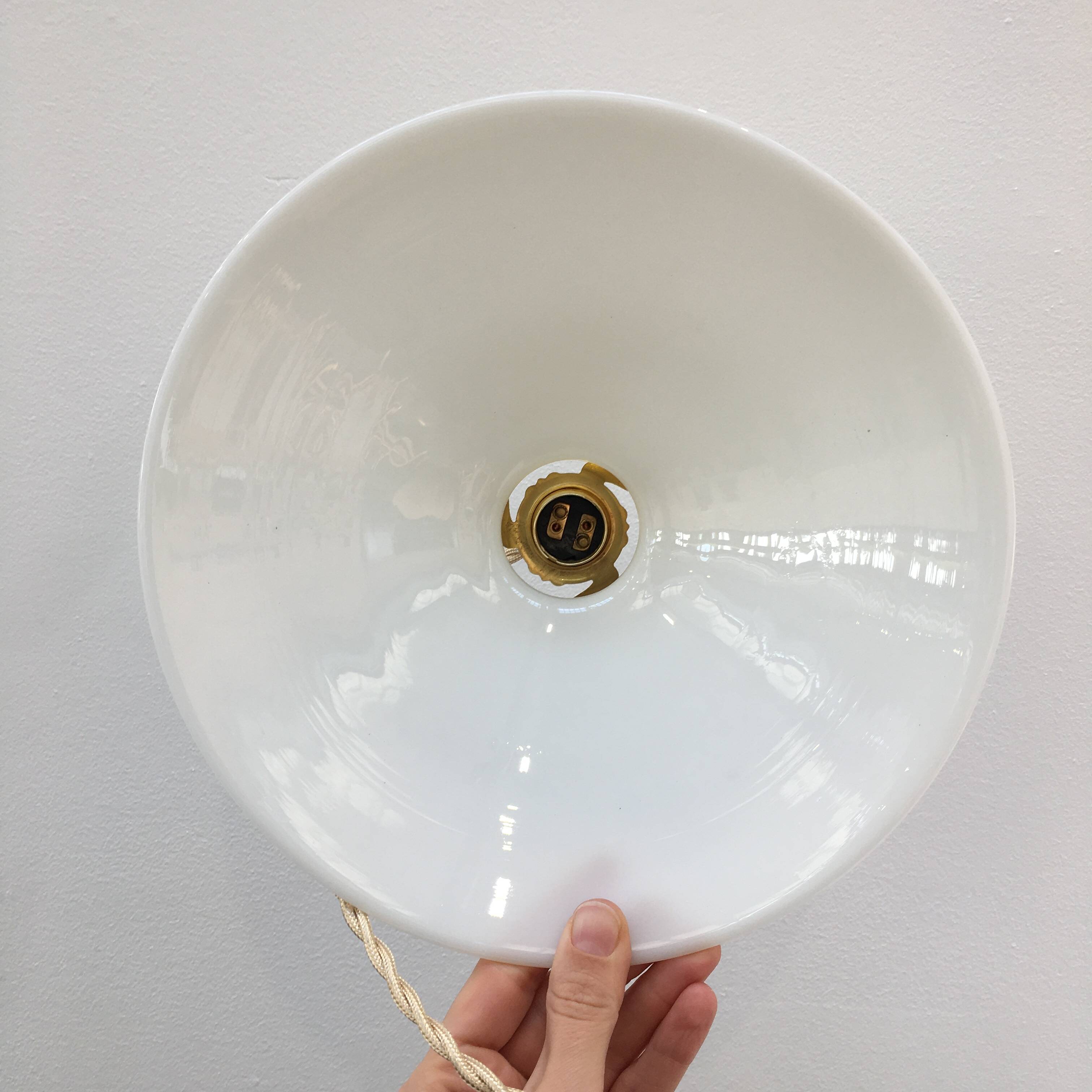 Série de deux suspensions vintage en opaline blanche