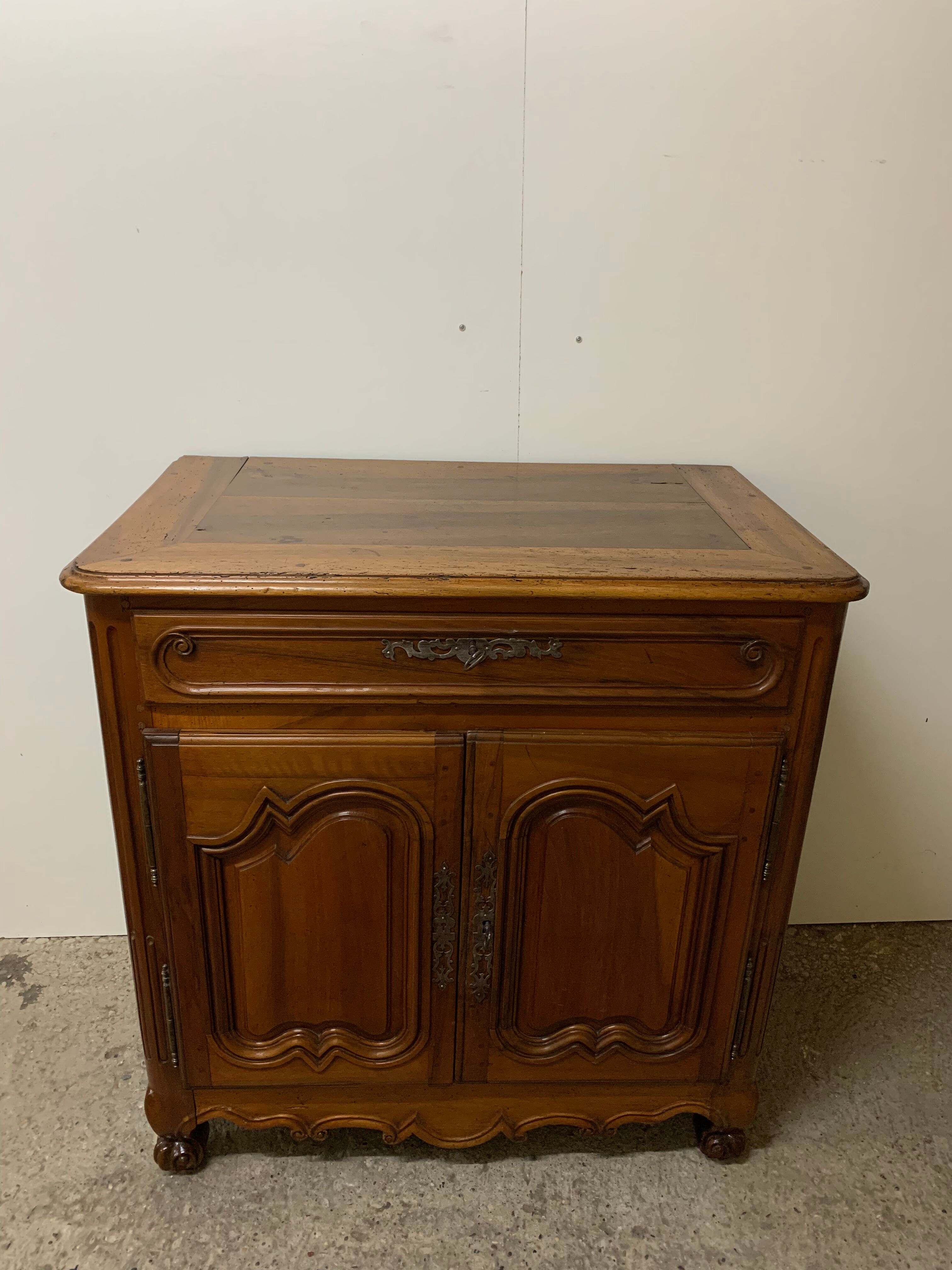 Bahut en noyer Louis XV d époque de la fin du XVIII siècle