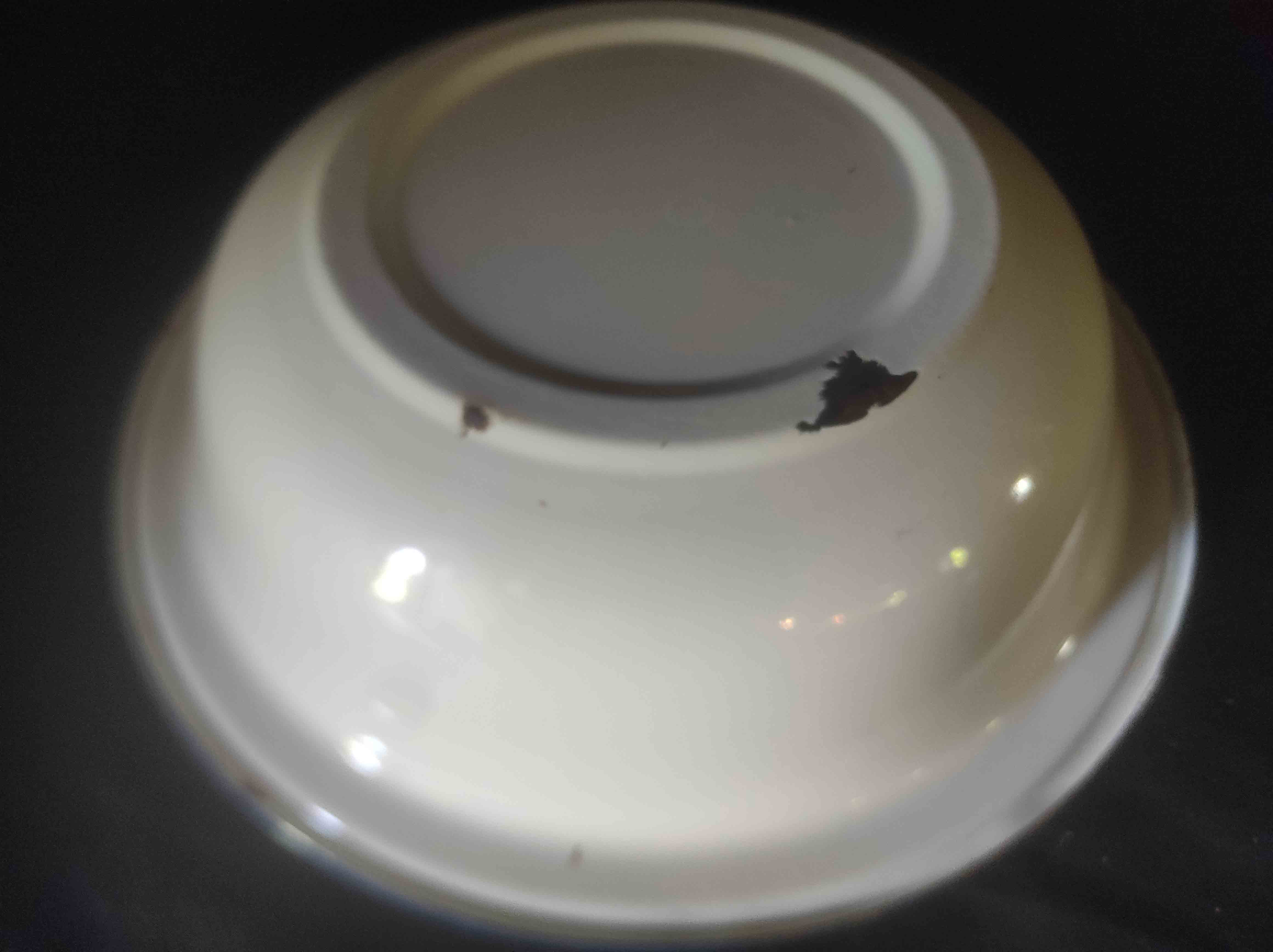 Basin in white enamelled sheet metal