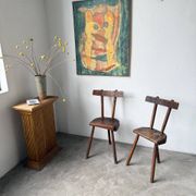 Paire de chaises tripodes savoyardes art populaire chêne