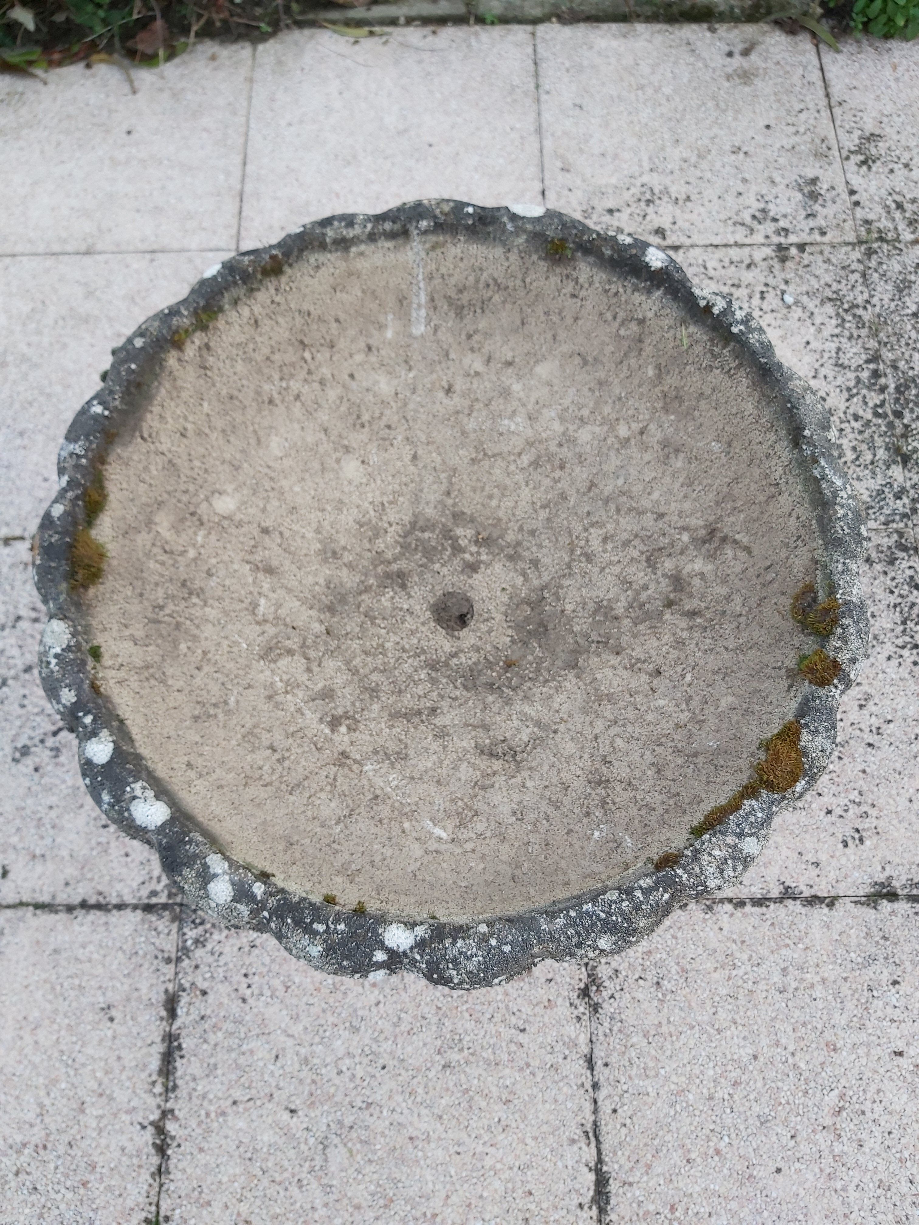 Jardinière sur pied en ciment